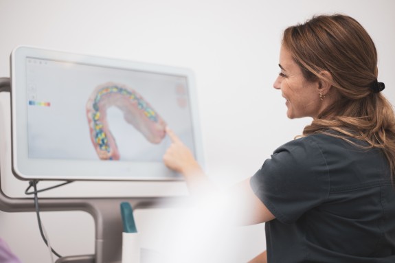 Ärztin erklärt etwas anhand eines 3D-Scans