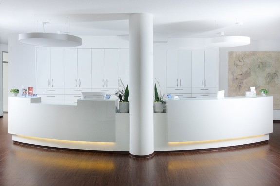 Ansicht einer weiß gehaltenen Anmeldung mit braunem Boden