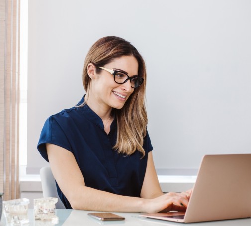 Junge Frau arbeitet am Laptop
